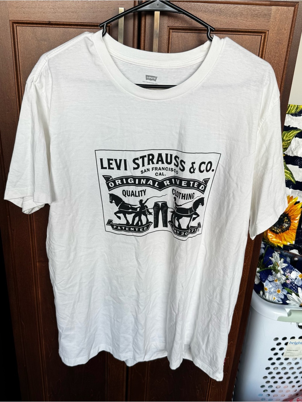 Levi's White Two Horse Graphic Tee Men's Size XXL Standard Short Sleeve T-Shirt